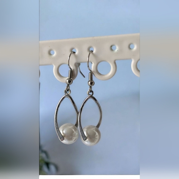 Fashion Elegant Silver and White Dangle Earrings (EUC) - Picture 1 of 2